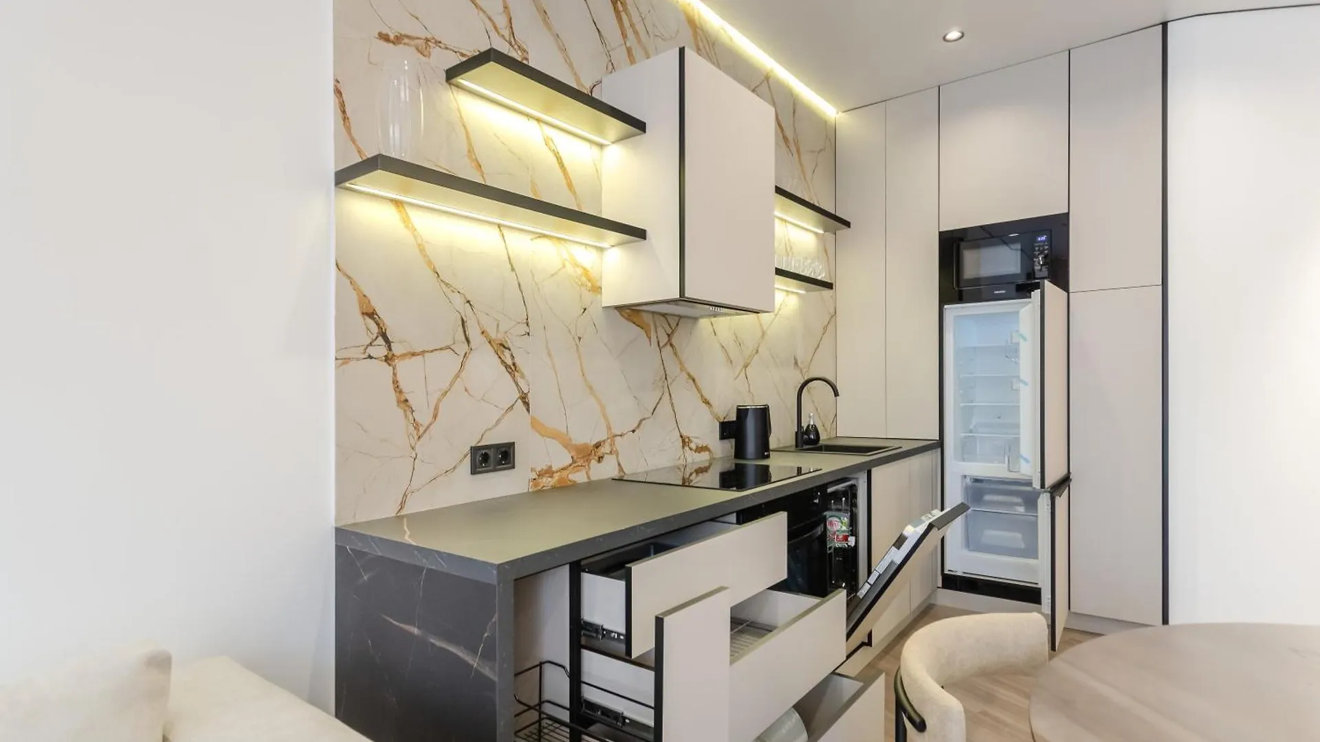 Petrovdom Apartment 02-76A In Rc Pechersk Plaza, Mykhaila Boichuka 17 키예프
