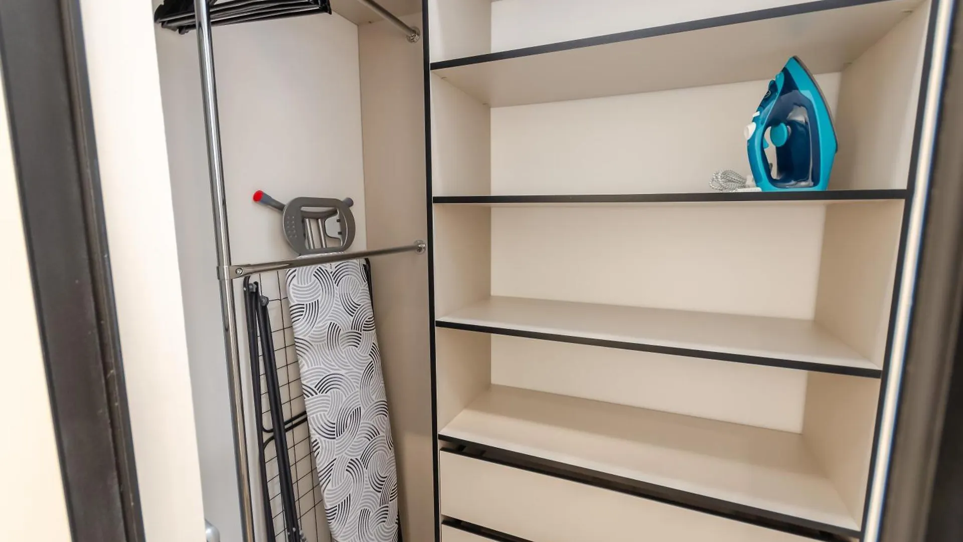 Petrovdom Apartment 02-76A In Rc Pechersk Plaza, Mykhaila Boichuka 17 키예프