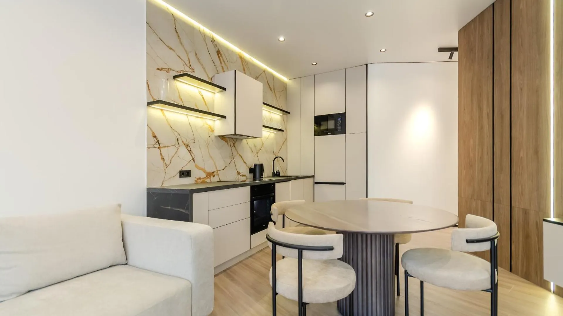 Petrovdom Apartment 02-76A In Rc Pechersk Plaza, Mykhaila Boichuka 17 키예프