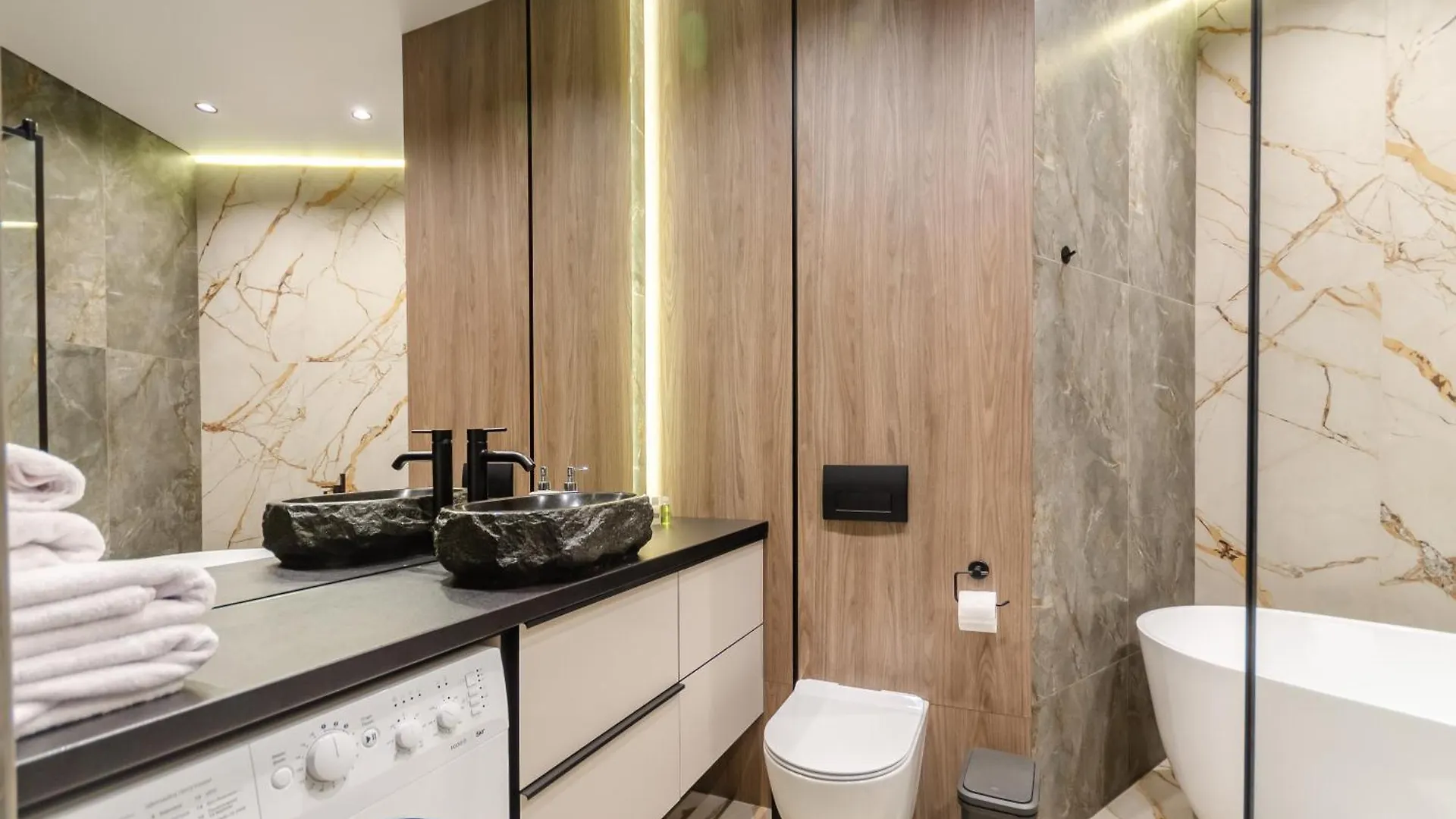 Petrovdom Apartment 02-76A In Rc Pechersk Plaza, Mykhaila Boichuka 17 키예프